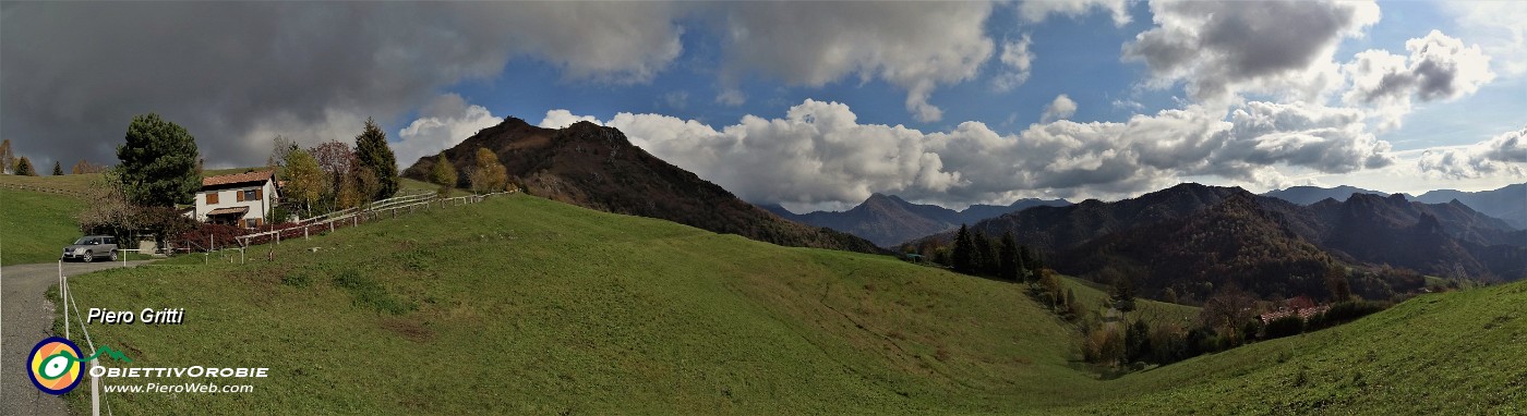 50 Vista panoramica meridiana dalla Forcella di Spettino con nuvole sparse .jpg